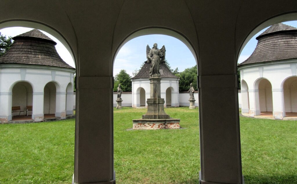 Dolní hřbitov ve Žďáru nad Sázavou – tajemná barokní památka od geniálního architekta Santiniho