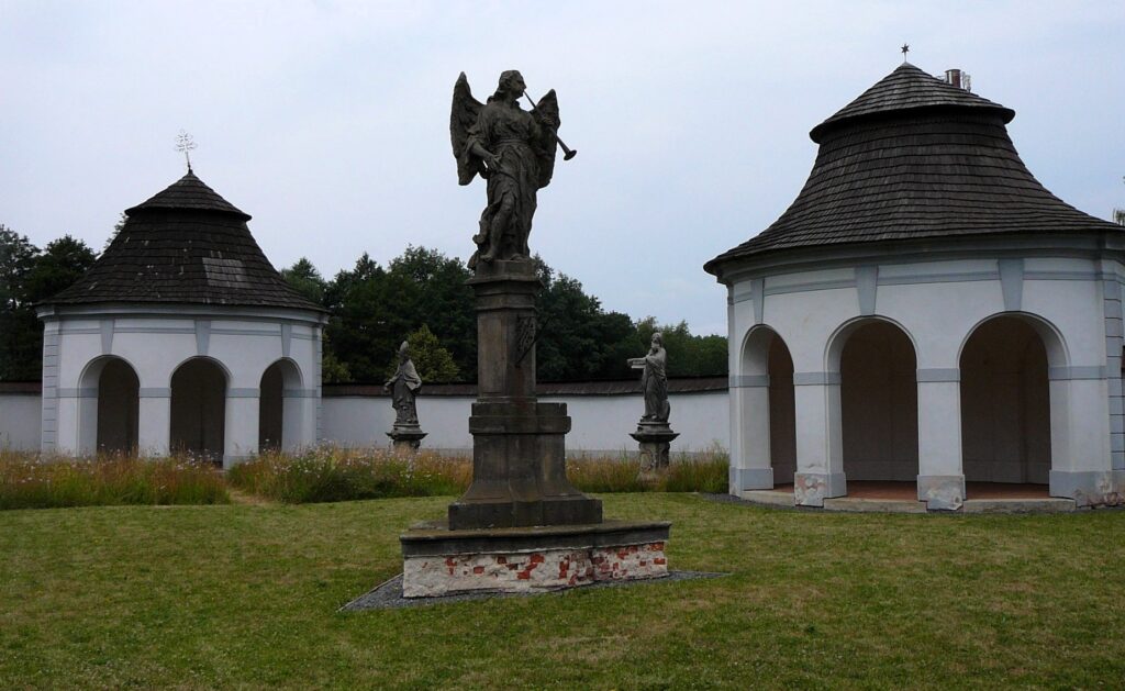 Dolní hřbitov ve Žďáru nad Sázavou – tajemná barokní památka od geniálního architekta Santiniho