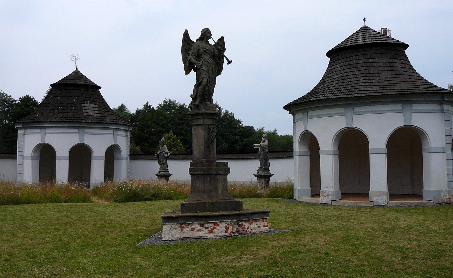 Dolní hřbitov ve Žďáru nad Sázavou – tajemná barokní památka od geniálního architekta Santiniho