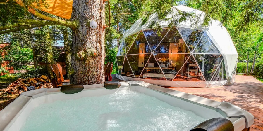 Glamping u pláže na Slapech: luxusní únik do přírody s vířivkou a snídaní