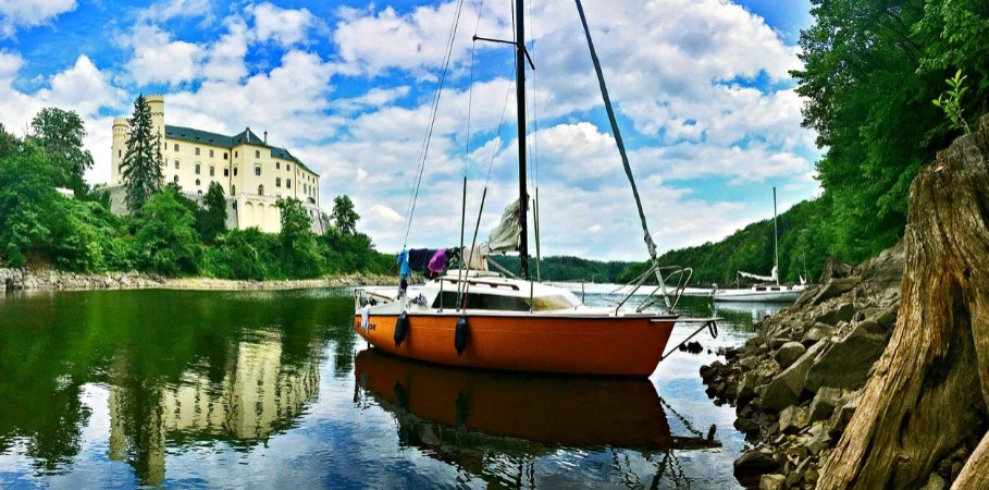 Pohoda na vodě: pronájem jachty na Orlíku až na 1–5 dní pro 4 osoby