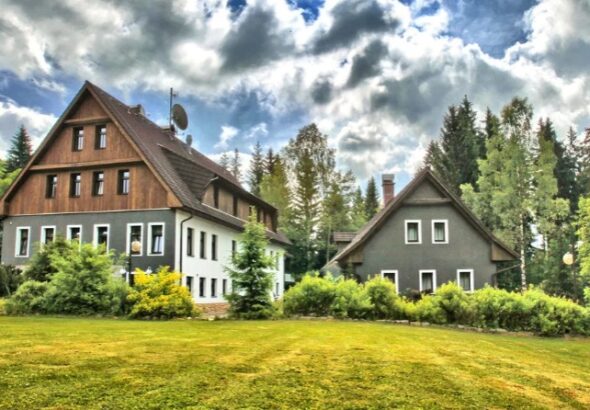 Pobyt v Jizerských horách: Hotel Perla Jizery s wellness, polopenzí a koloběžkami