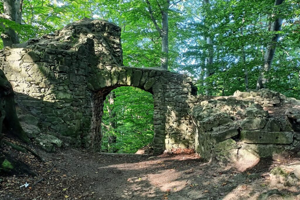 Zřícenina hradu Rožnov (Hradisko) – výlet nad Rožnovem pod Radhoštěm s krásnými výhledy
