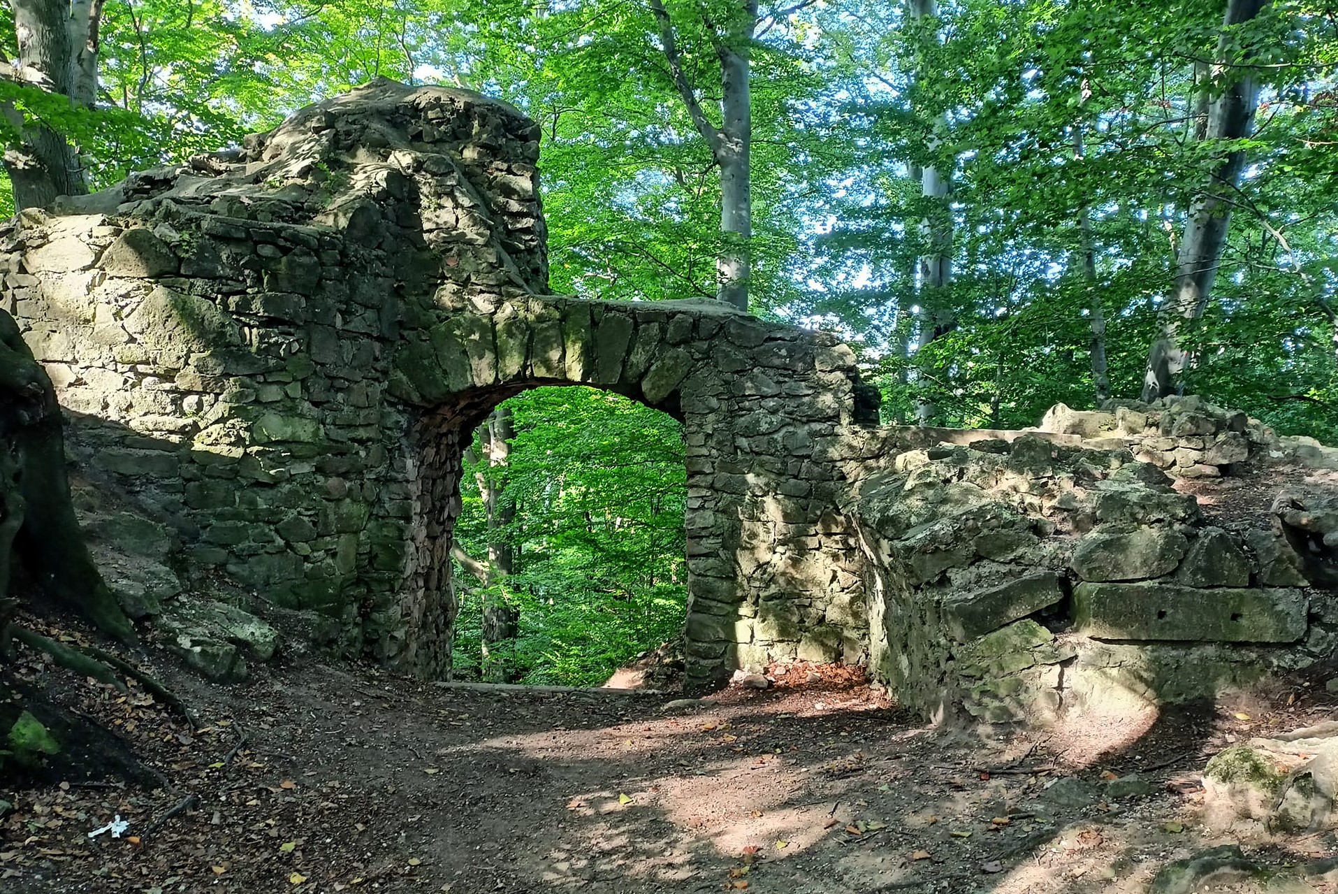 Zřícenina hradu Rožnov (Hradisko) – výlet nad Rožnovem pod Radhoštěm s krásnými výhledy