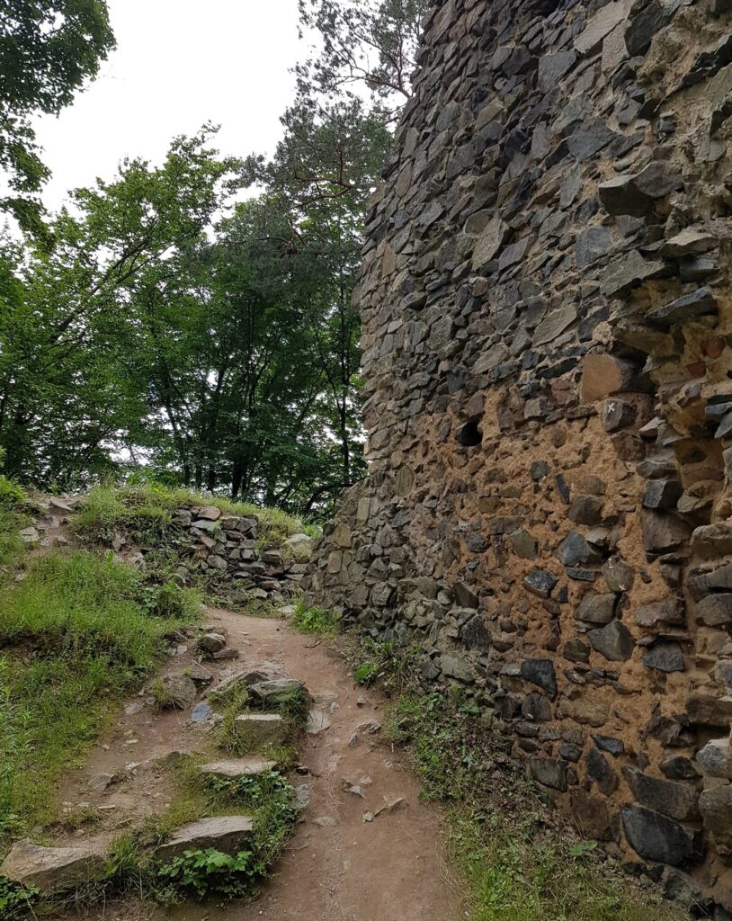 Hrad Zlenice (Hláska) – romantická zřícenina nad řekou Sázavou