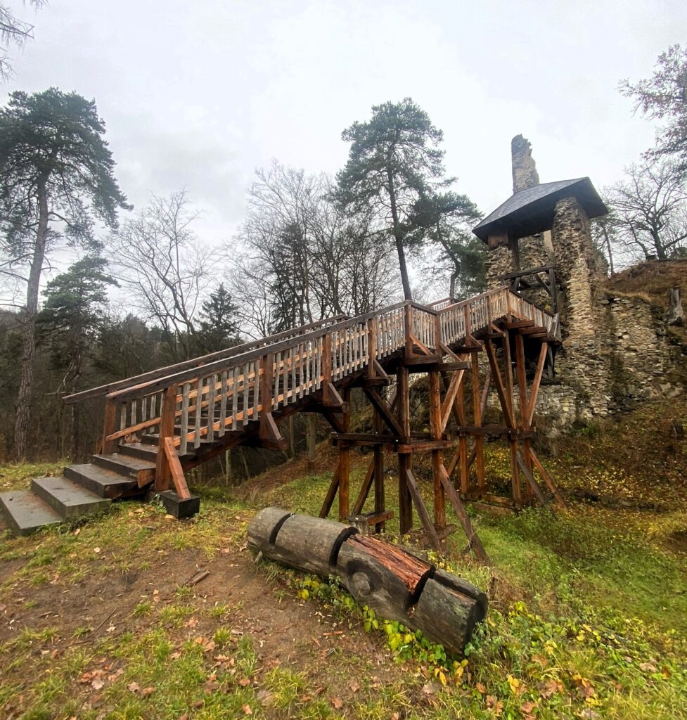 Hrad Zlenice (Hláska) – romantická zřícenina nad řekou Sázavou