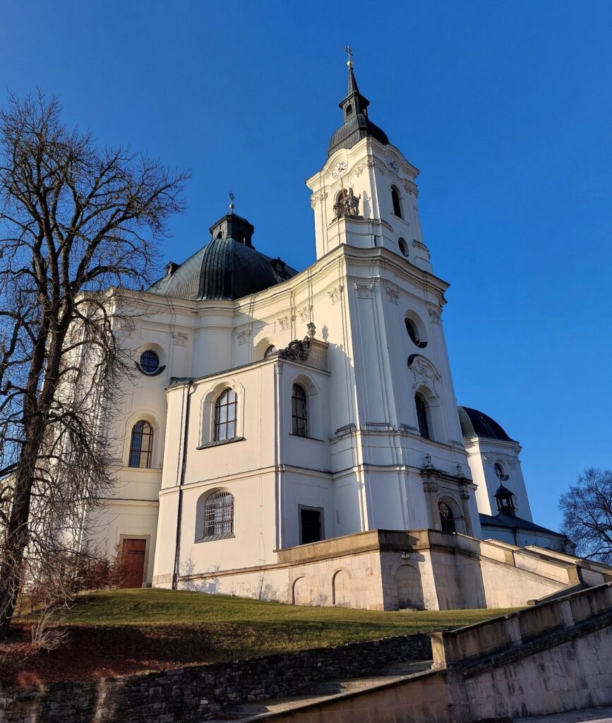 Poutní kostel Jména Panny Marie ve Křtinách: Santiniho barokní klenot v srdci Moravského krasu