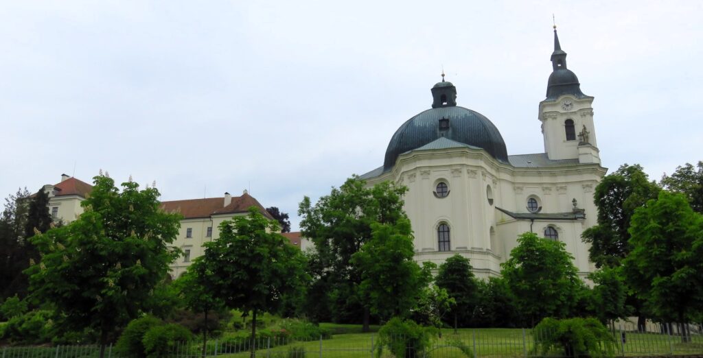 Poutní kostel Jména Panny Marie ve Křtinách: Santiniho barokní klenot v srdci Moravského krasu