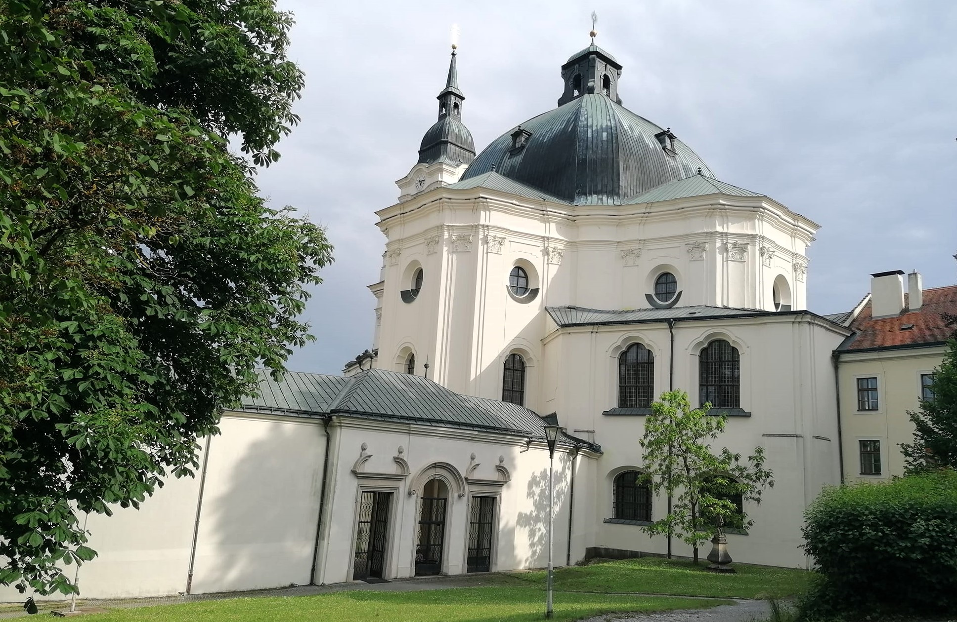 Poutní kostel Jména Panny Marie ve Křtinách: Santiniho barokní klenot v srdci Moravského krasu