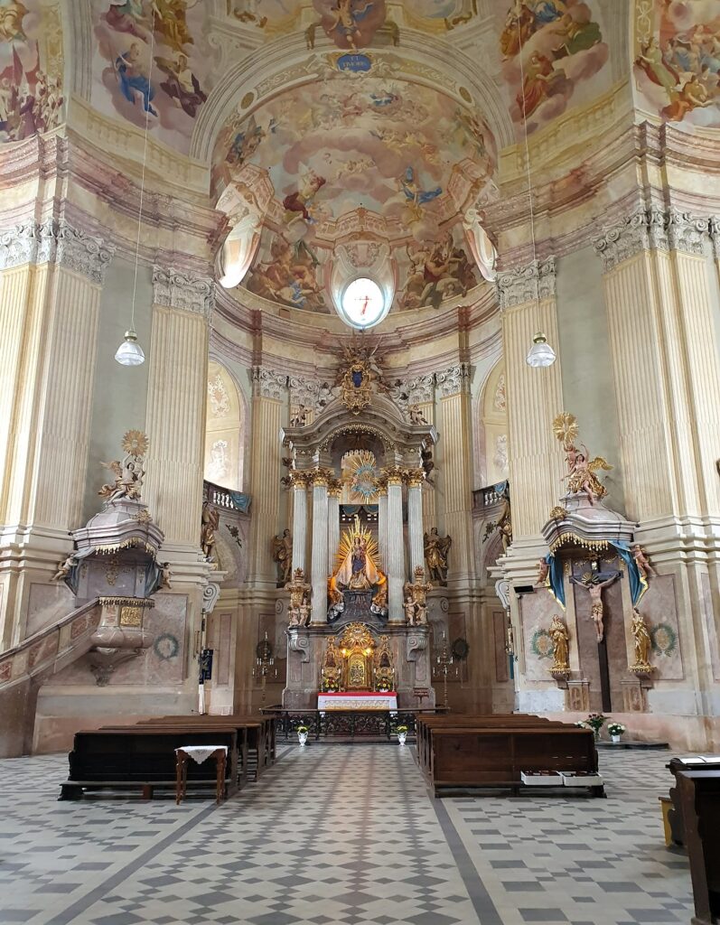 Poutní kostel Jména Panny Marie ve Křtinách: Santiniho barokní klenot v srdci Moravského krasu