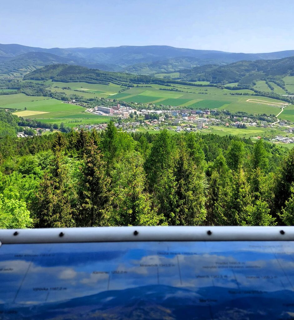 Rozhledna Bukovka u Rapotína: krásný výhled na Jeseníky a pohodový výlet pro celou rodinu