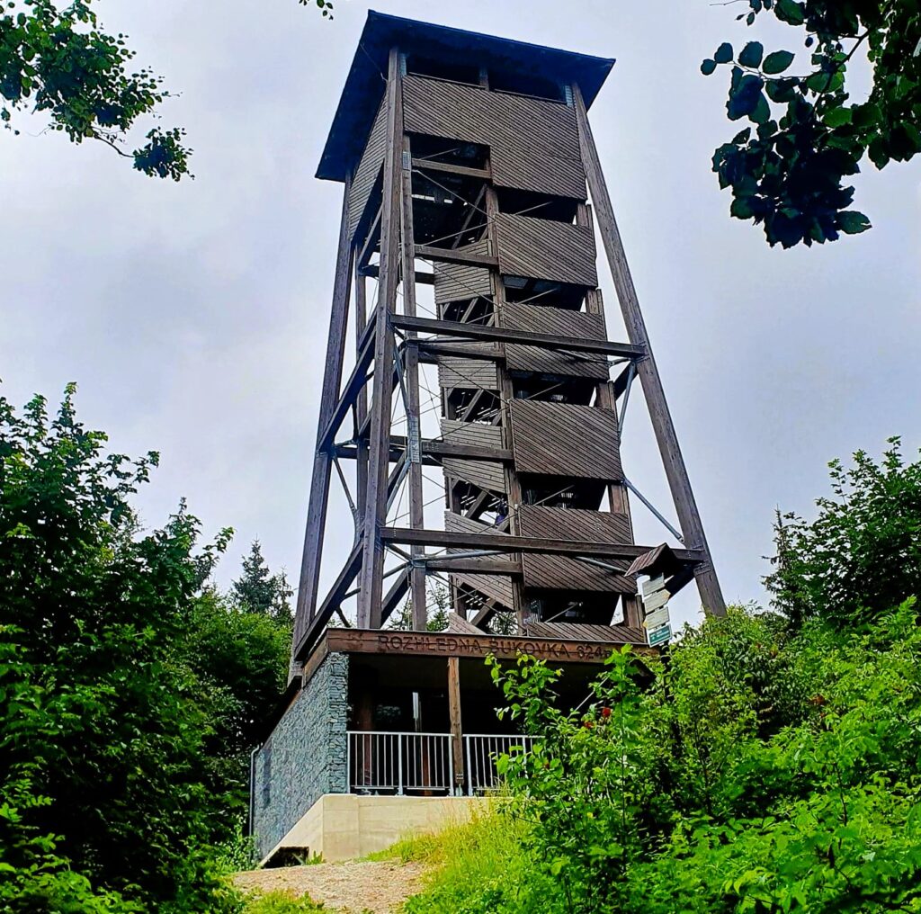 Rozhledna Bukovka u Rapotína: krásný výhled na Jeseníky a pohodový výlet pro celou rodinu