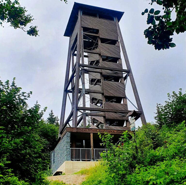 Rozhledna Bukovka u Rapotína: krásný výhled na Jeseníky a pohodový výlet pro celou rodinu