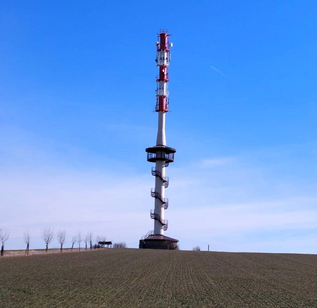 Rozhledna Kanihůra u Bílovce: vyhlídka s překvapivě širokým rozhledem na Beskydy i Ostravsko