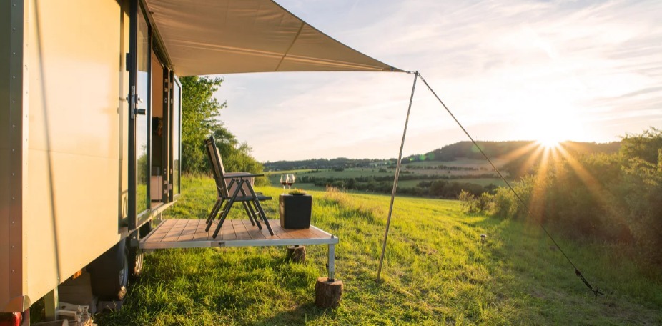 Glamping v moderním Tiny house u Semil pro pár i rodinu: Pobyt v Hootce v srdci přírody