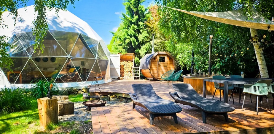 Luxusní glamping igloo v Nepomuku se saunou a koupacím sudem