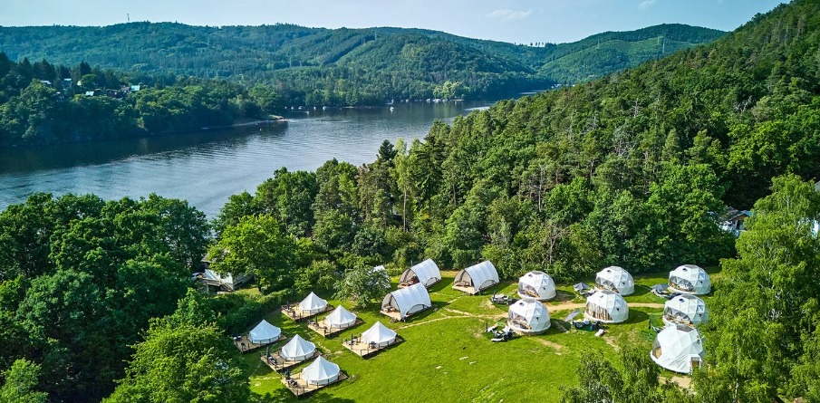 Glamping na Slapech: luxusní ubytování přímo u vody pro páry i rodiny s dětmi
