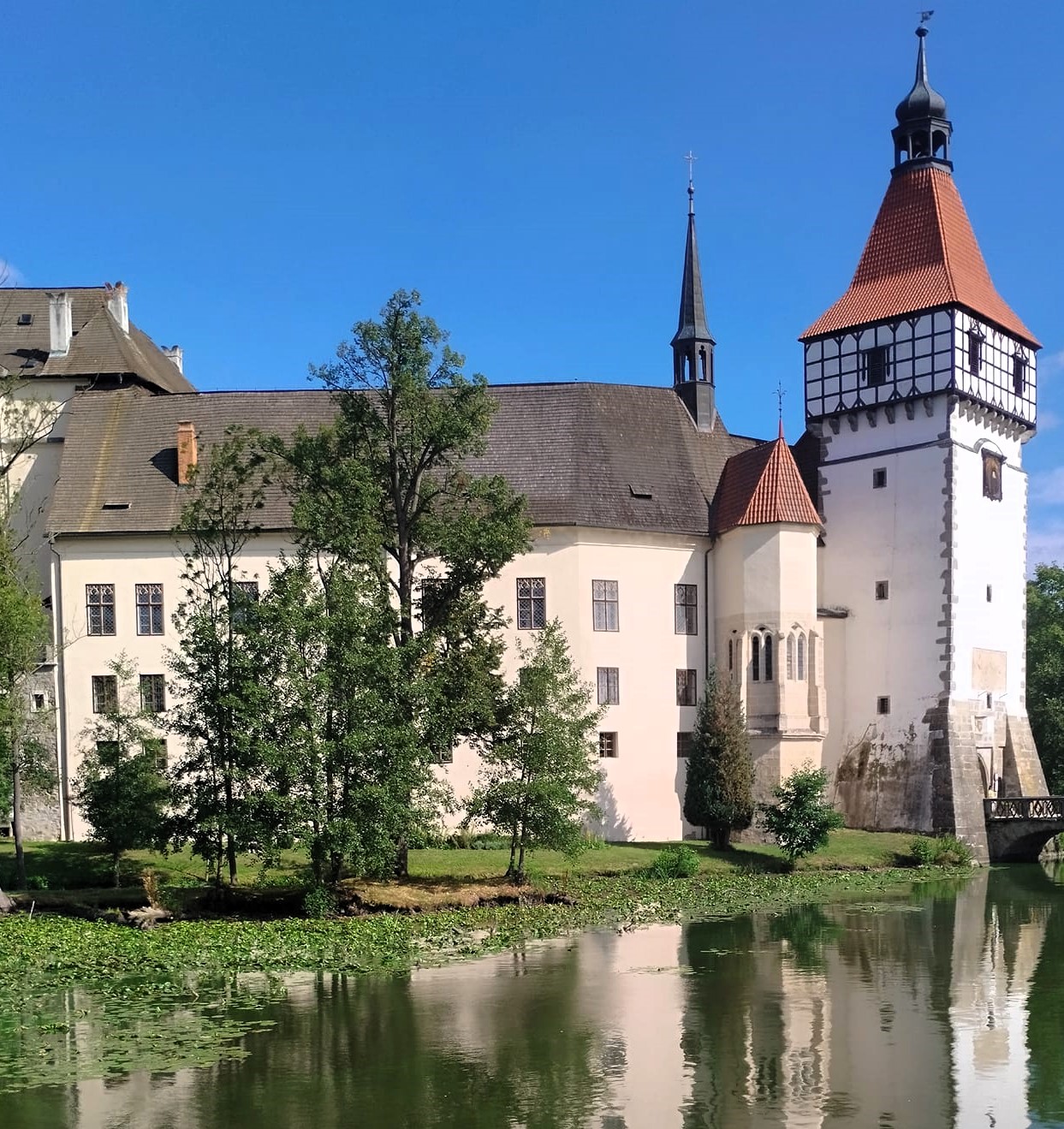 Zámek Blatná – romantický vodní zámek s daňky, historií i pohádkovou atmosférou