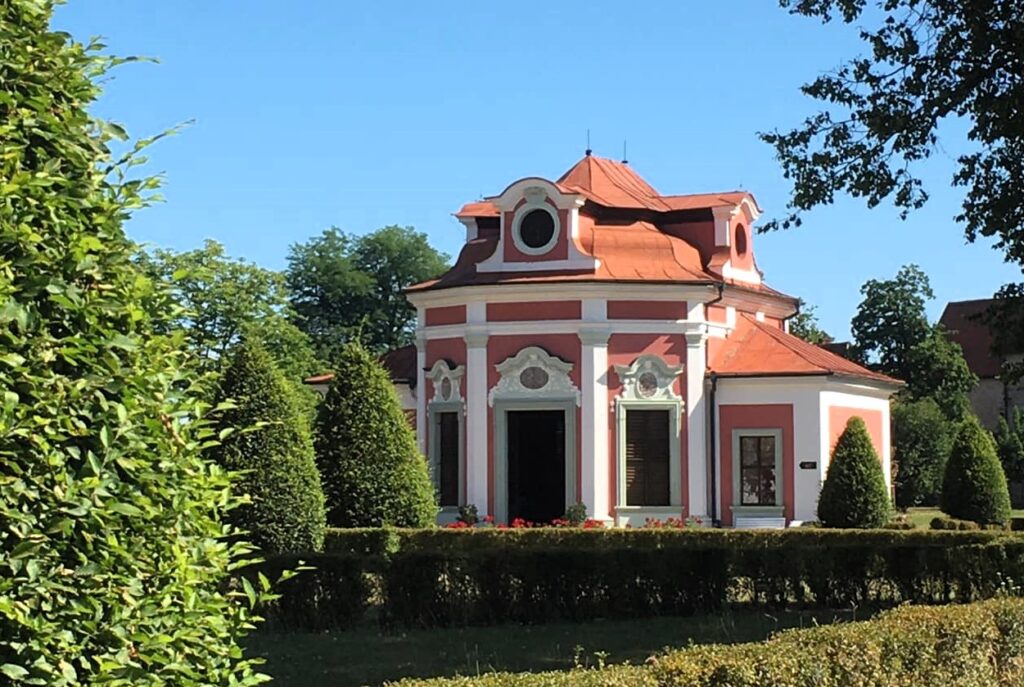 Zámek Mnichovo Hradiště: barokní klenot Valdštejnů ve Středočeském kraji