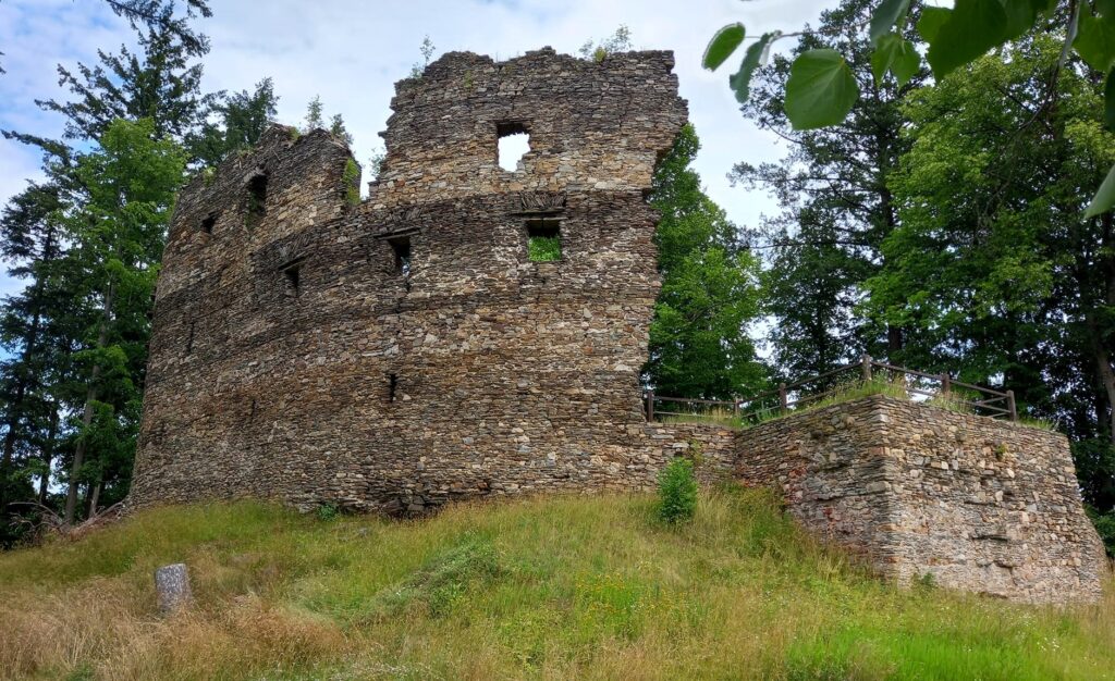 Zřícenina hradu Dalečín – tajemná gotická pevnost nad řekou Svratkou