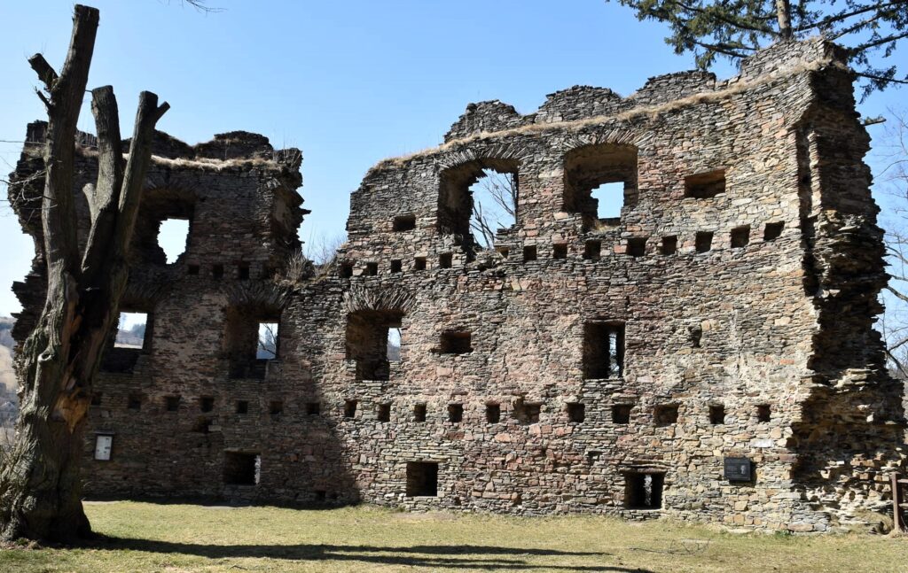 Zřícenina hradu Dalečín – tajemná gotická pevnost nad řekou Svratkou