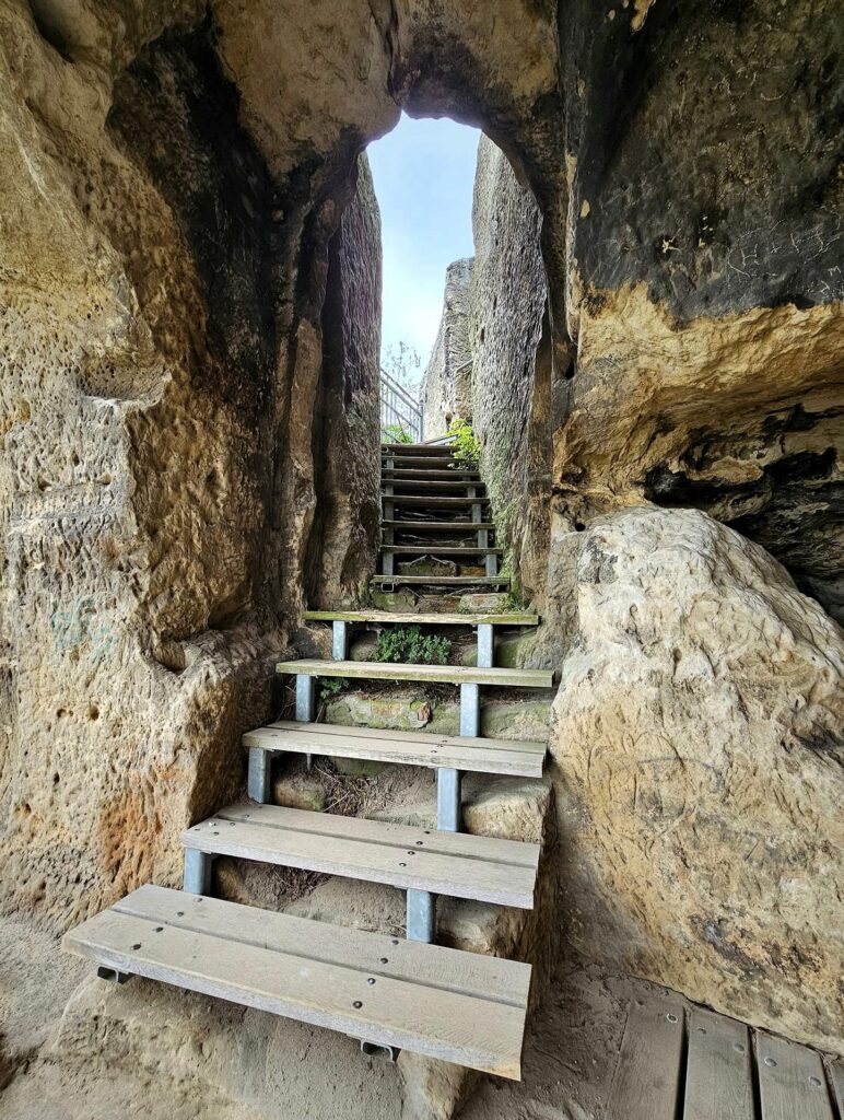 Zřícenina hradu Jestřebí – tajemný skalní hrad s nádherným výhledem na kraj Máchova jezera