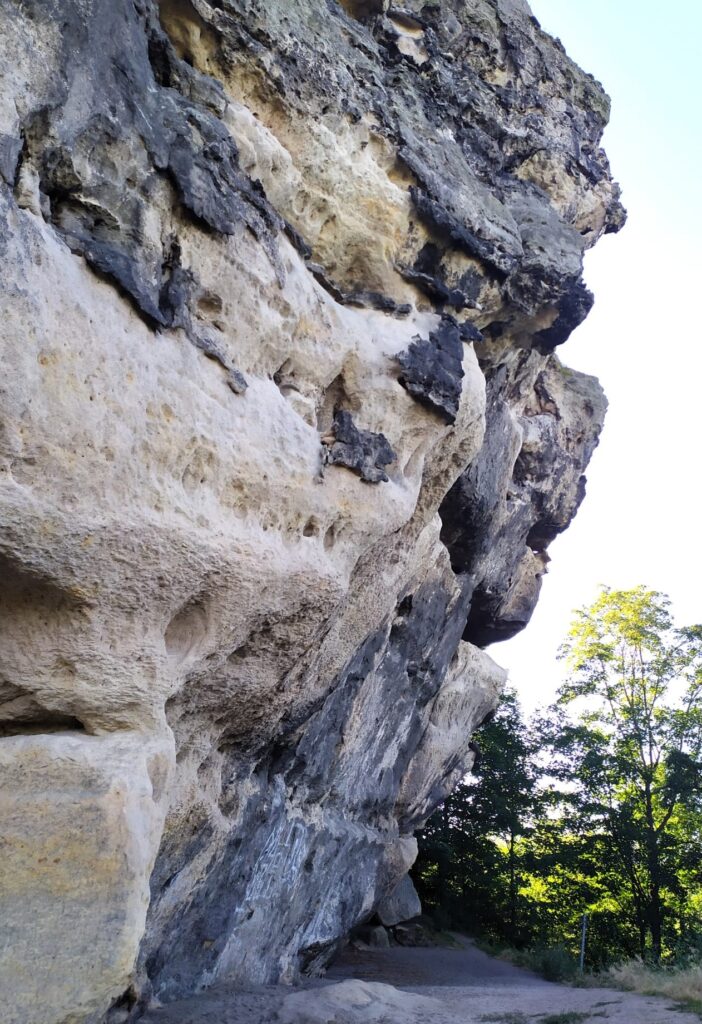 Zřícenina hradu Jestřebí – tajemný skalní hrad s nádherným výhledem na kraj Máchova jezera