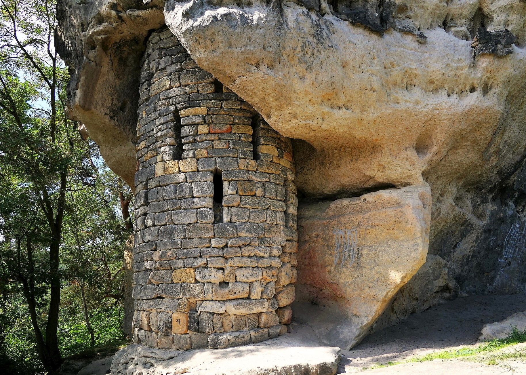 Zřícenina hradu Jestřebí – tajemný skalní hrad s nádherným výhledem na kraj Máchova jezera