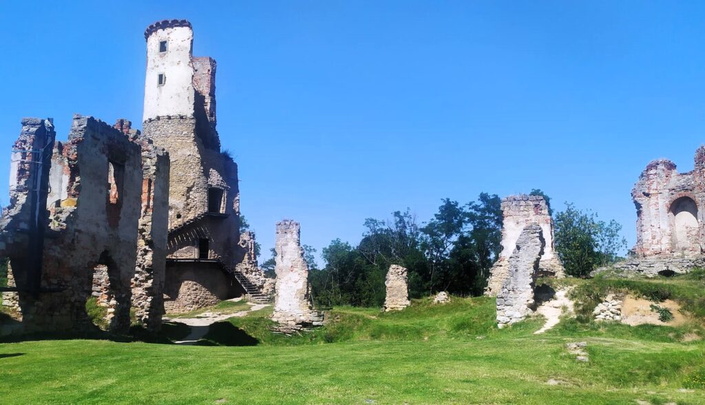 Zřícenina zámku Zvířetice: tajemná dominanta nad řekou Jizerou a krásný výlet u Bakova nad Jizerou