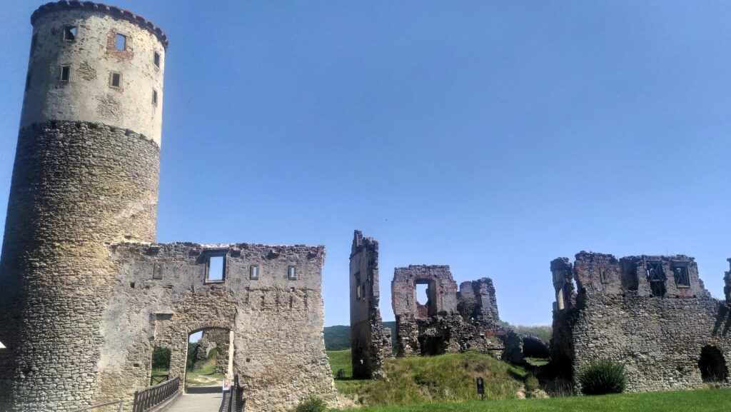 Zřícenina zámku Zvířetice: tajemná dominanta nad řekou Jizerou a krásný výlet u Bakova nad Jizerou
