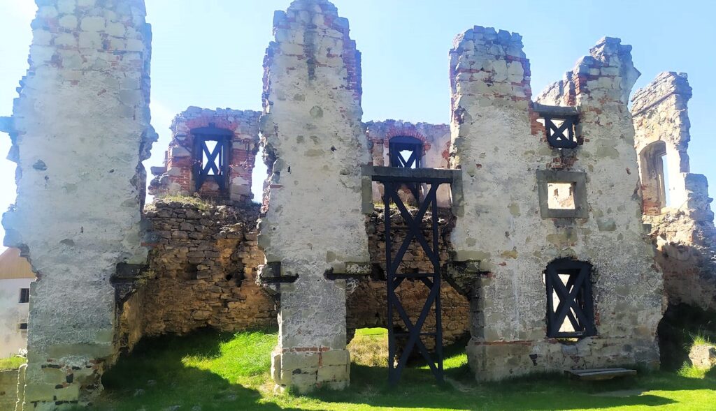 Zřícenina zámku Zvířetice: tajemná dominanta nad řekou Jizerou a krásný výlet u Bakova nad Jizerou
