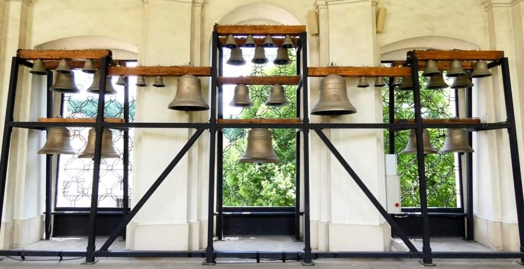 Poutní kostel Jména Panny Marie ve Křtinách: Santiniho barokní klenot v srdci Moravského krasu