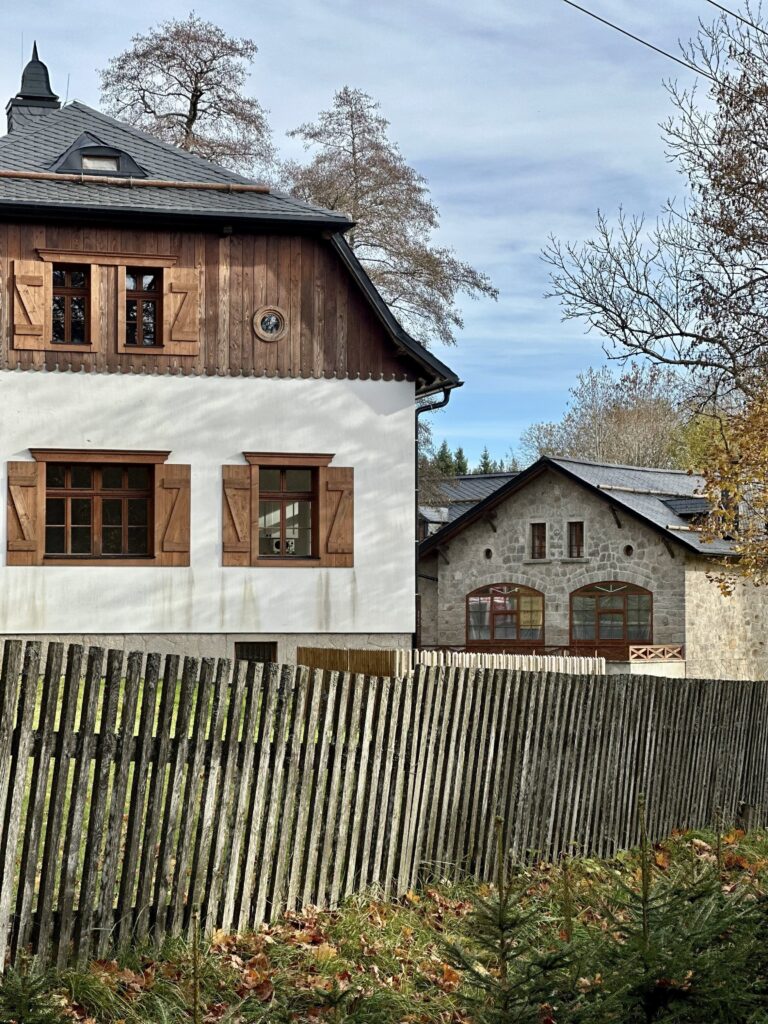 Hájovna a stáje m