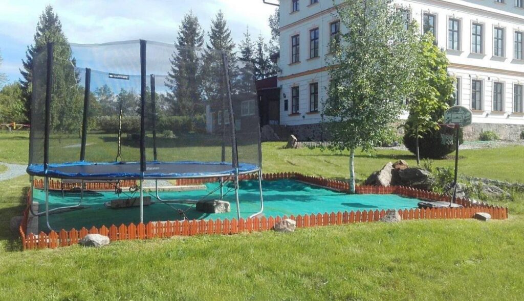 Kemp a penzion Na Staré Škole Sedloňov – ubytování v srdci Orlických hor pro rodiny, skupiny i karavany