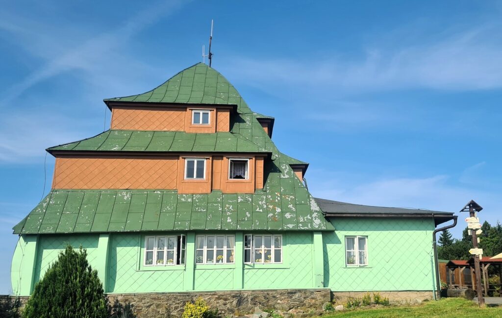 Vrchmezí (1084 m) – nádherný výhledový vrchol Orlických hor, kde zažijete klid i dechberoucí panoramata