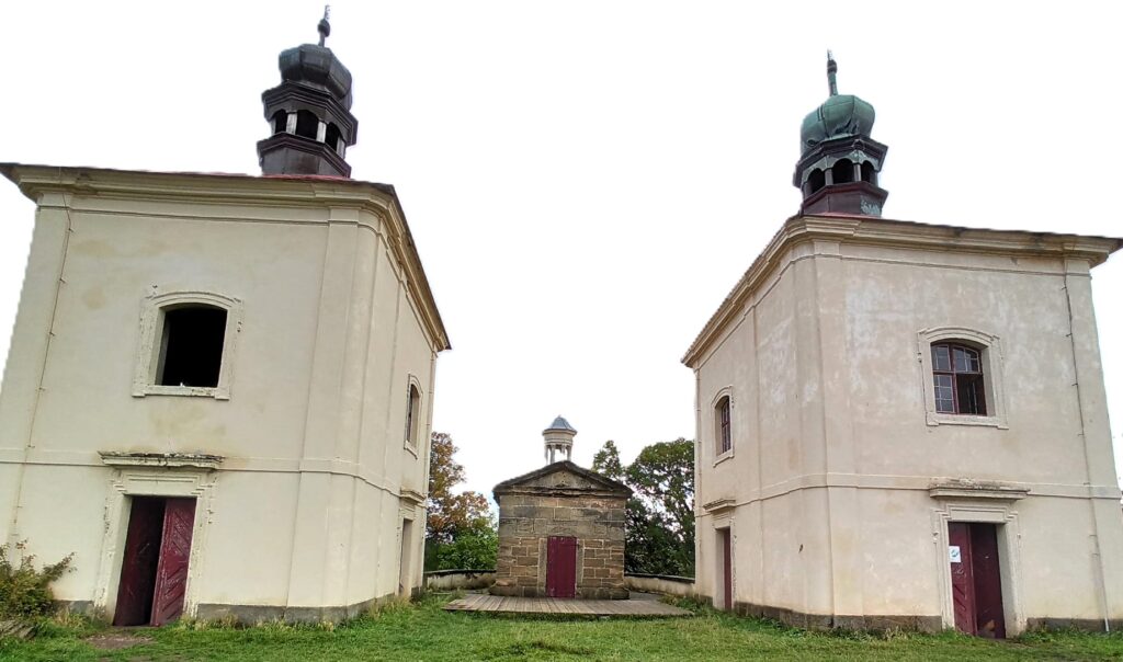 Poutní místo Kalvárie u Ostrého – barokní skvost s magickou atmosférou a nádhernými výhledy