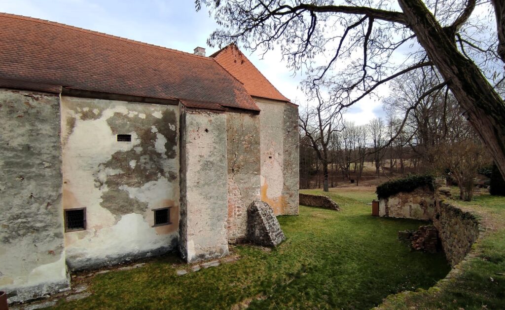 Tvrz Cuknštejn, Cuknštejn, Nové Hrady, Terčino údolí, Tereziino údolí, výlet Nové Hrady, tip na výlet Jižní Čechy, Novohradské hory, gotická tvrz, historické památky Jižní Čechy, romantický výlet, naučná stezka Terčino údolí, hrad Nové Hrady, Jihočeský kraj výlety, kam na výlet Jižní Čechy, středověká tvrz, památky Novohradské hory, výlet pro rodiny s dětmi, turistika Novohradské hory, Žofínský prales, romantická místa v Česku