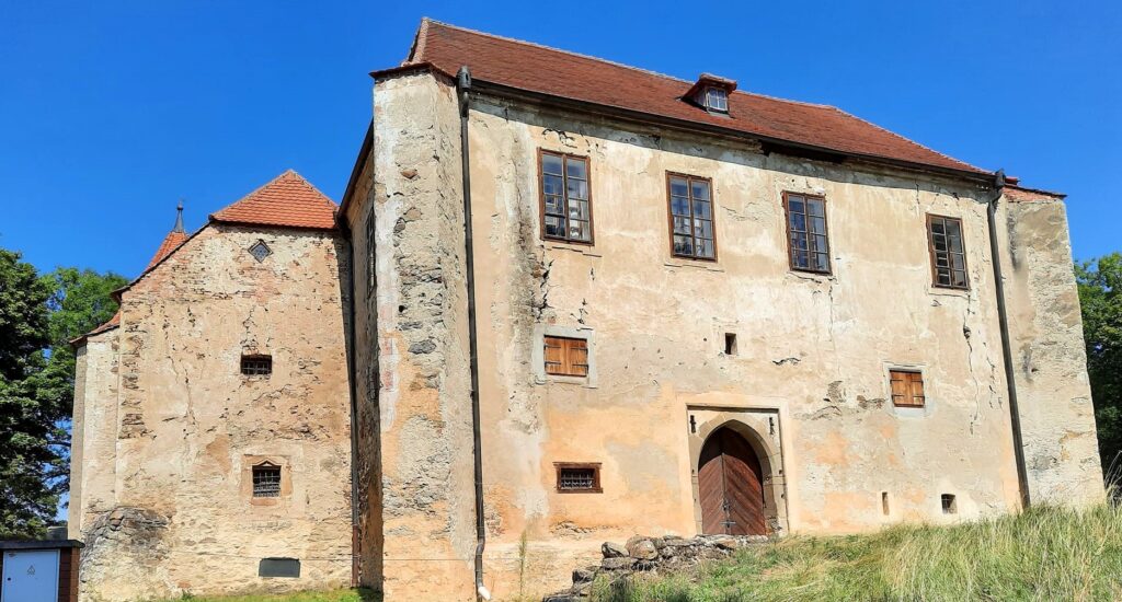 Tvrz Cuknštejn – tajemná gotická tvrz ukrytá v krajině Terčina údolí