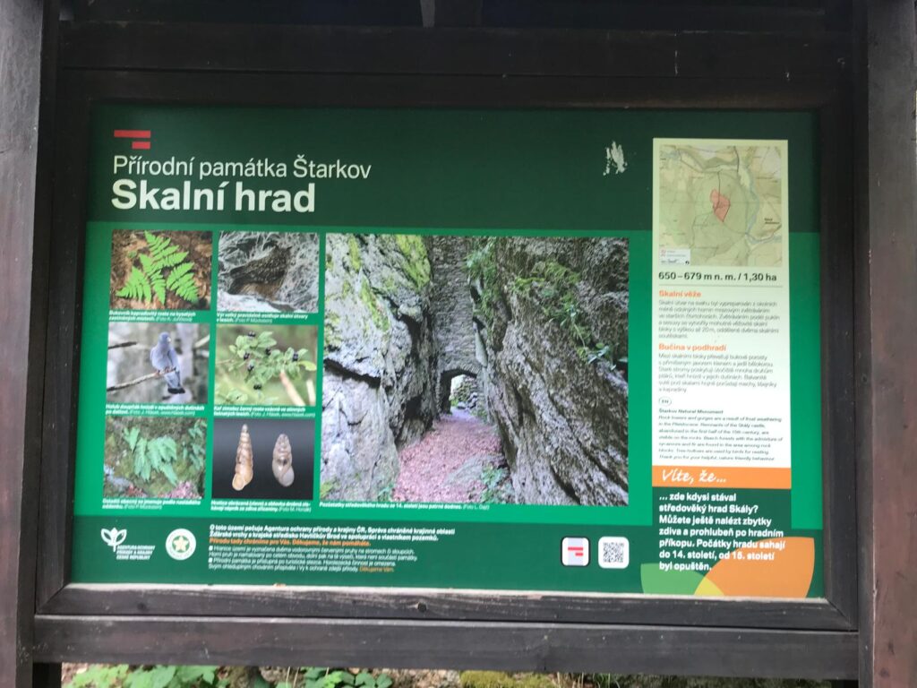 Turistický okruh z Jimramova na zříceninu hradu Štarkov a zpět přes Javorek a skály Prosíčka