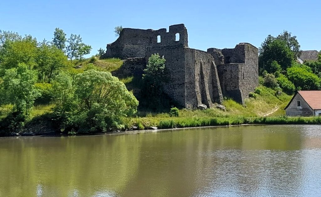 Zřícenina hradu Borotín – romantický hrad obklopený rybníky a tajemnými pověstmi