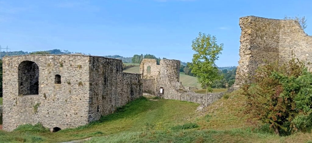 Zřícenina hradu Borotín – romantický hrad obklopený rybníky a tajemnými pověstmi