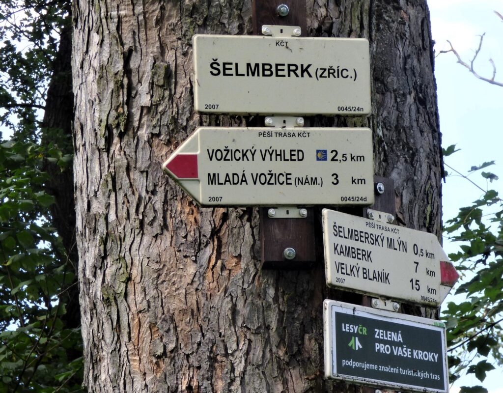 Zřícenina hradu Šelmberk – tajemný hrad s vyhlídkovou věží a středověkou atmosférou