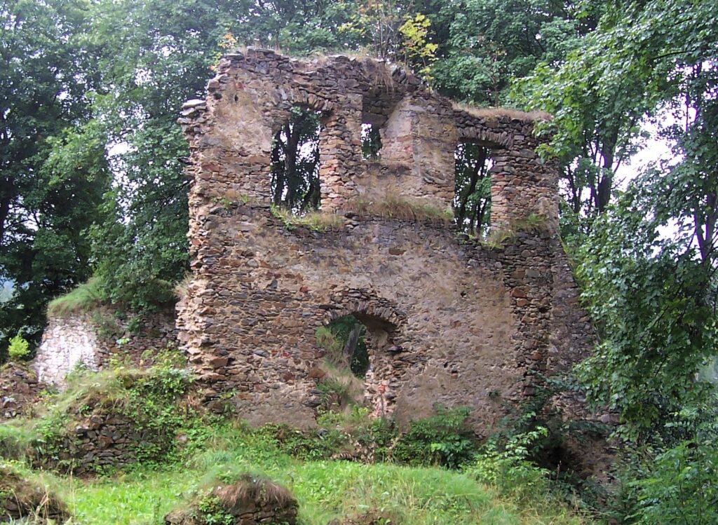 Zřícenina hradu Šelmberk – tajemný hrad s vyhlídkovou věží a středověkou atmosférou