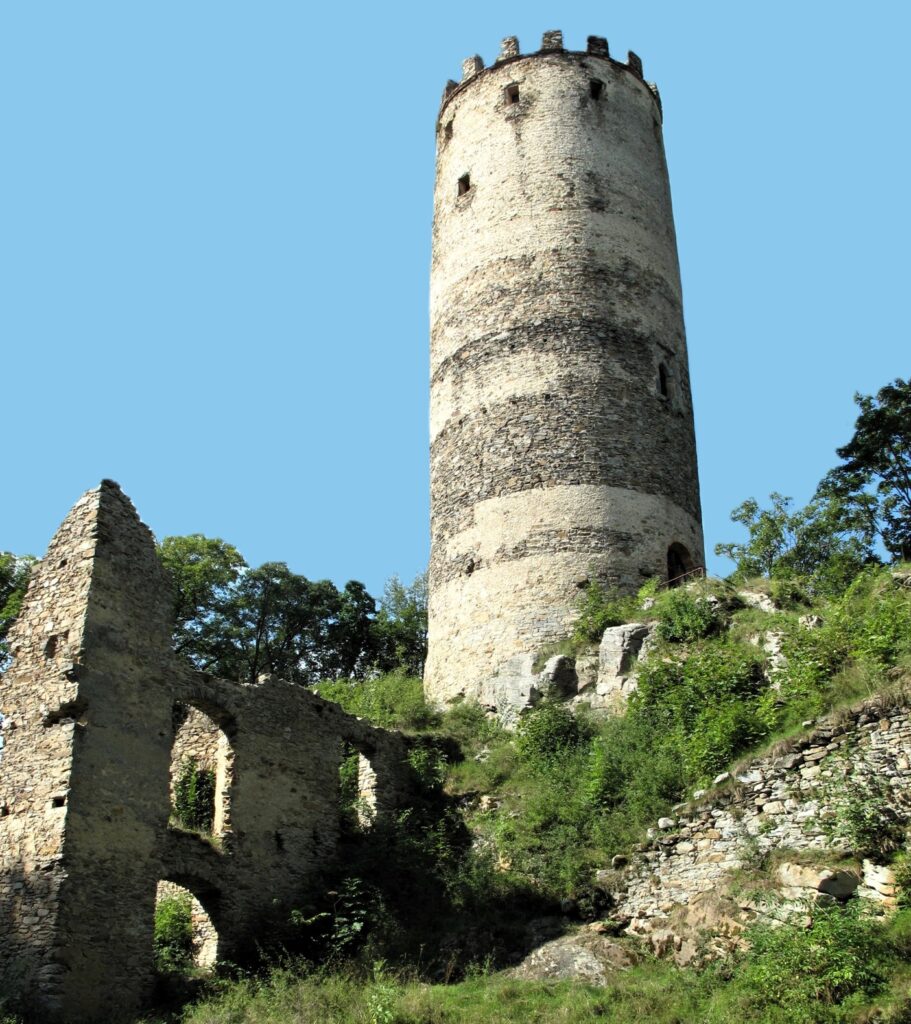 Zřícenina hradu Šelmberk – tajemný hrad s vyhlídkovou věží a středověkou atmosférou