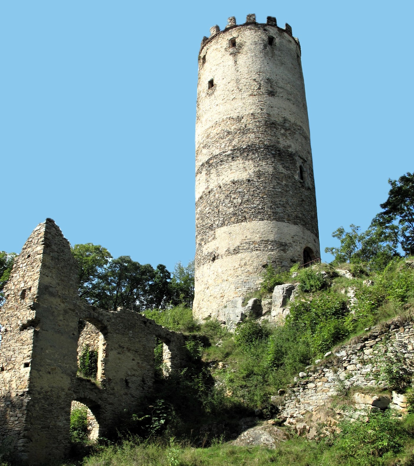 Zřícenina hradu Šelmberk – tajemný hrad s vyhlídkovou věží a středověkou atmosférou
