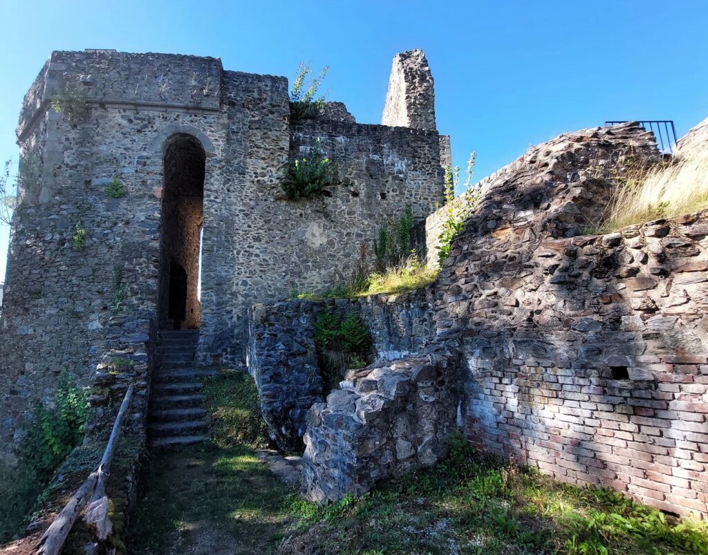 Zřícenina hradu a zámek Klenová – tajemný hrad s galeriemi umění a nádhernými výhledy na Šumavu