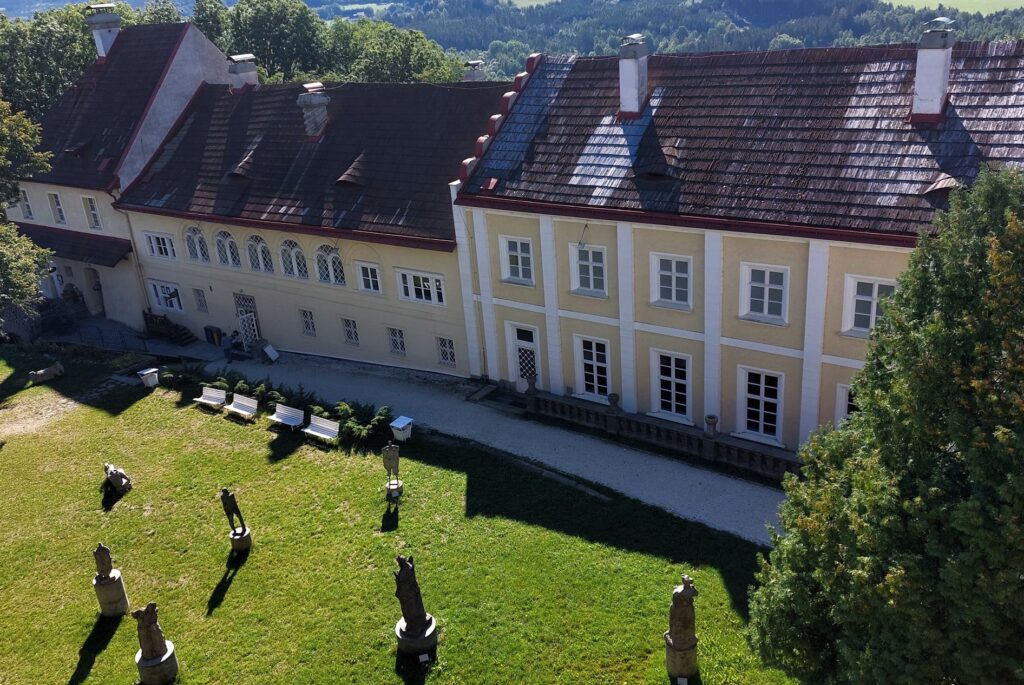 Zřícenina hradu a zámek Klenová – tajemný hrad s galeriemi umění a nádhernými výhledy na Šumavu
