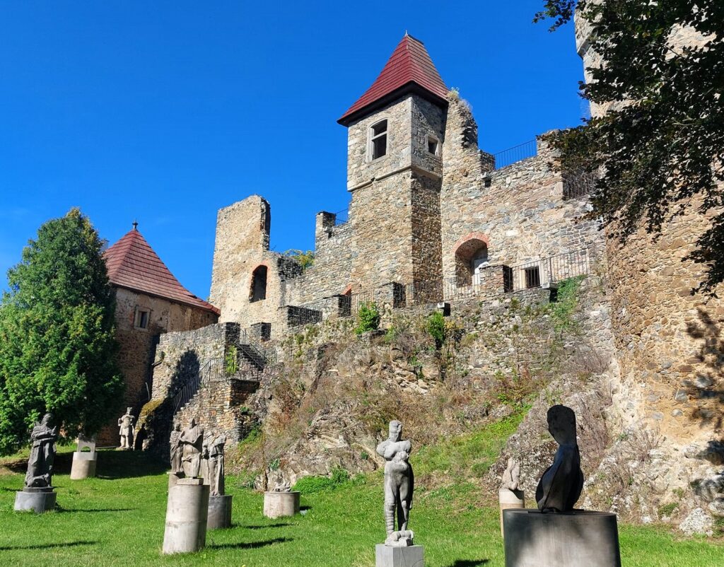 Zřícenina hradu a zámek Klenová – tajemný hrad s galeriemi umění a nádhernými výhledy na Šumavu