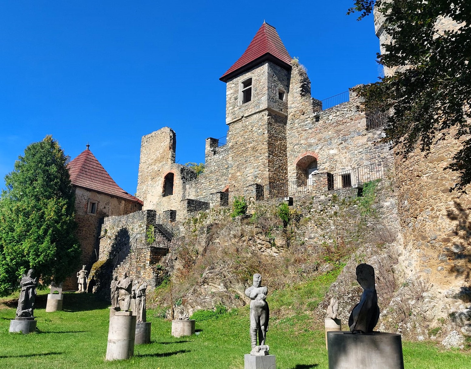 Zřícenina hradu a zámek Klenová – tajemný hrad s galeriemi umění a nádhernými výhledy na Šumavu