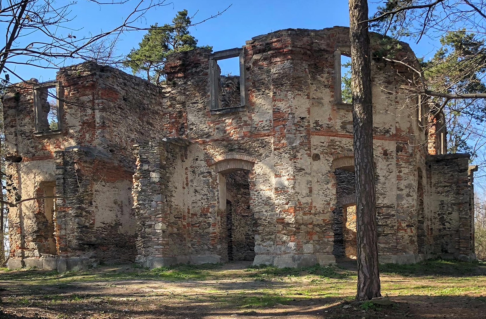 Zřícenina letohrádku Belvedér a kaple sv. Jana Křtitele u Kutné Hory – romantický výlet s krásnými výhledy